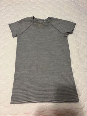 size 6 lululemon swiftly tech shirt